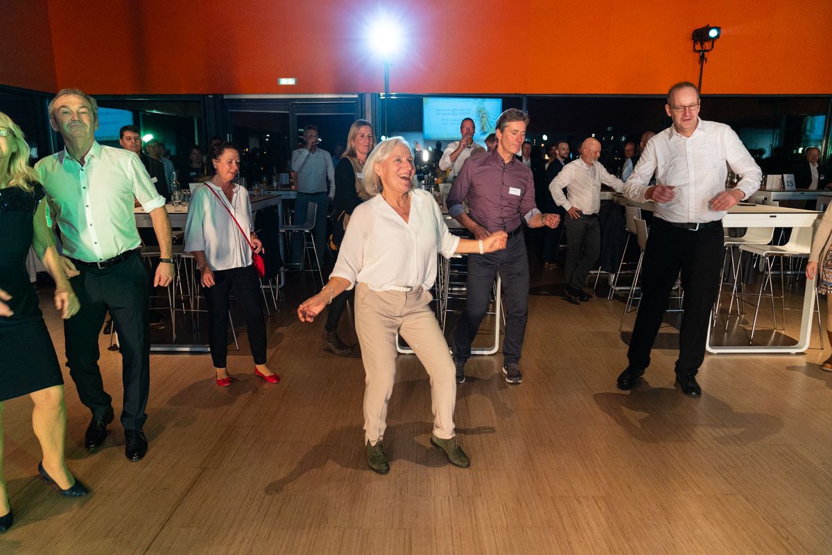 OpenGridEurope's tweet image. Tradition trifft Transformation - Wenn das kein Grund zu feiern ist... 🎉
Bei unserer Jubiläumsfeier haben wir 50 Jubilar:innen geehrt, die OGE 25 Jahre begleiten und 5 Kolleg:innen, die sogar 40 Jahre OGE die Treue halten.💙
Danke für euren kontinuierlichen Einsatz!