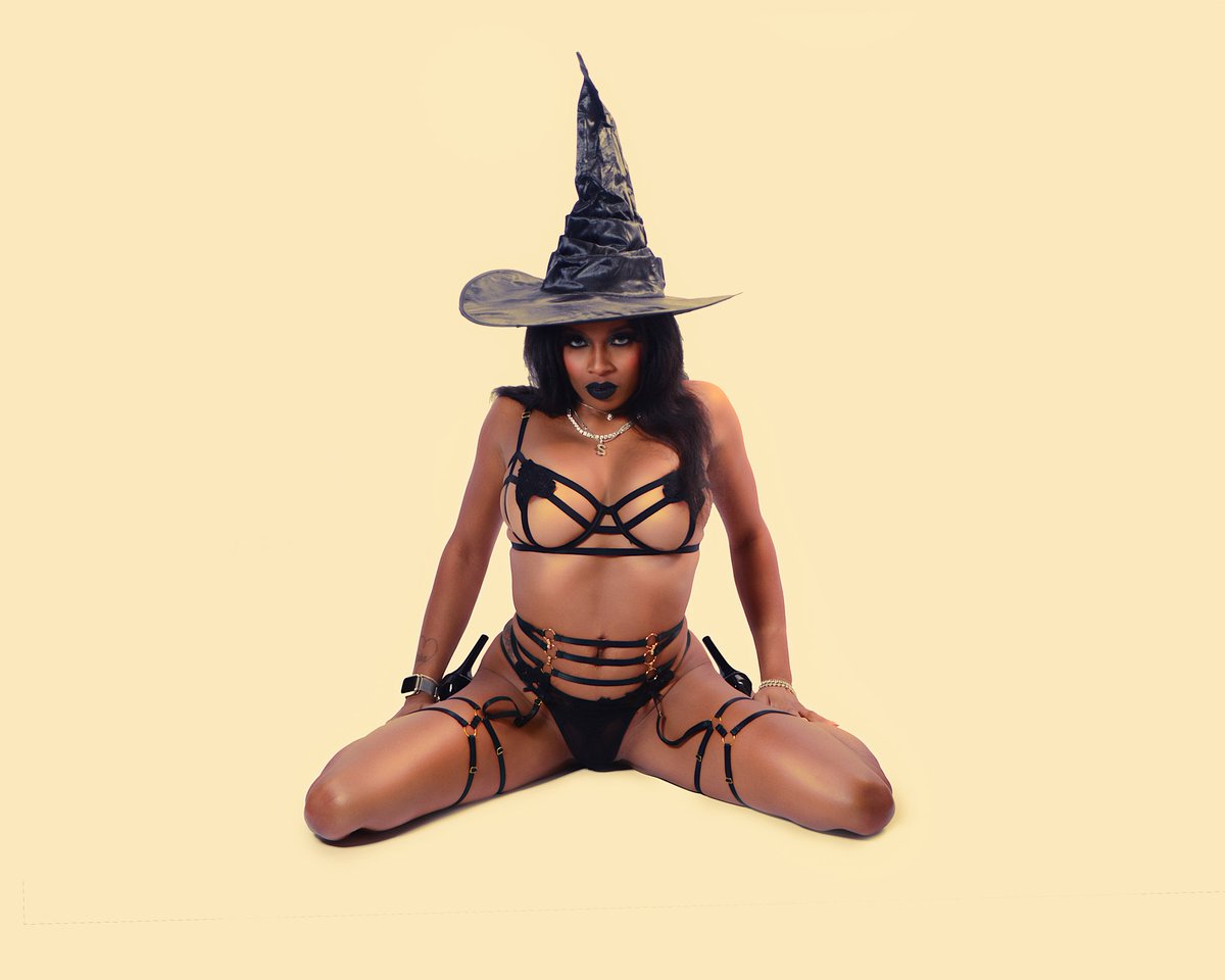WhatdaFbrown's tweet photo. Nightmare before Christmas is the best of both worlds. Summer killed this shoot for me. #pgh #Xmas https://t.co/EtsiTJMKDF