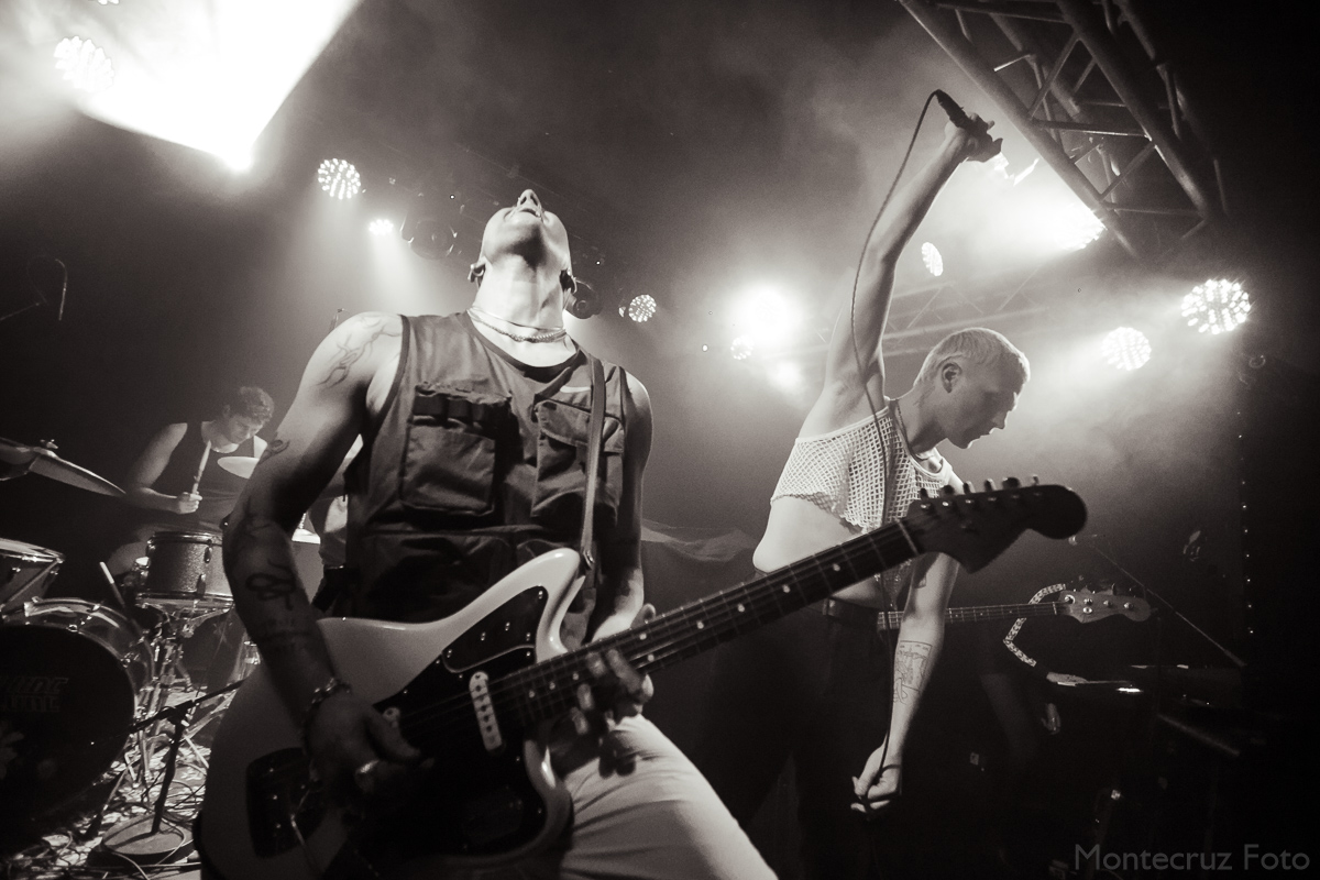 Montecruzfoto's tweet photo. #VLURE (@VLURE_) performing yesterday in Berlin at Cassiopeia
#Berlinconcerts #musicphotography #Cassiopeia https://t.co/N9eE7GoF2e