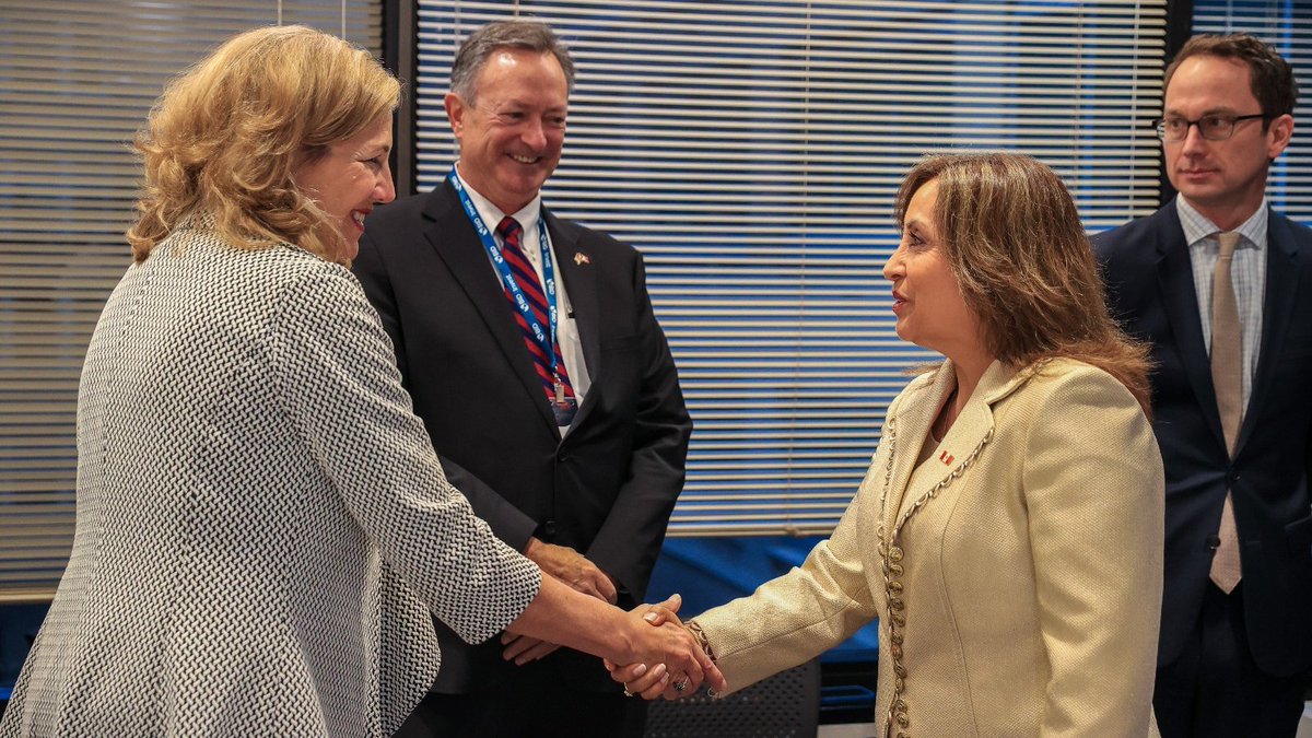 presidenciaperu's tweet photo. ✅ Al término de las reuniones con los empresarios de la Cámara de Comercio de los Estados Unidos, los hombres de negocios agradecieron a la presidenta Dina Boluarte por la oportunidad de diálogo directo; además, le expresaron su interés y disposición de invertir en el Perú, y trabajar juntos para fortalecer las acciones en áreas como gobierno digital, salud, cadenas logísticas, comercio internacional, infraestructura, minería, entre otros.  🇵🇪🤝🇺🇸

#ConPunchePerú 💪