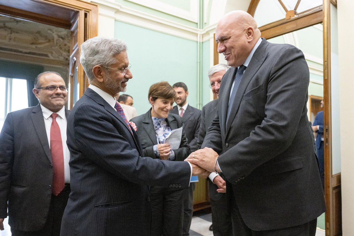 GuidoCrosetto's tweet photo. Willing to improve cooperation between our countries by #GovtoGov initiatives to strengthen our partnership in the defence and security sector. For Italy importance of Indo-Pacific goes side by side with centrality of #Mediterranean.

Today Whit ForAff Min of India @DrSJaishankar https://t.co/or8yMISAiF