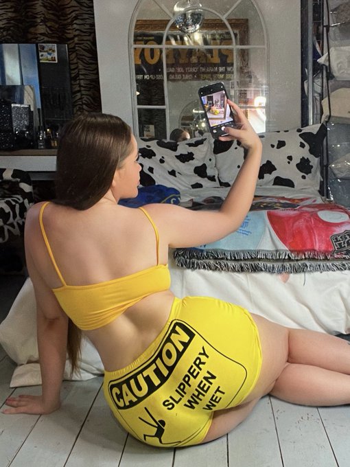 2 pic. CAUTION ⚠️ May cause MASSIVE raging boners https://t.co/k6Dn4bgMXH