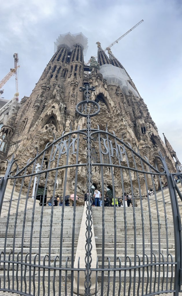ChuyRod24146686's tweet image. Buen día mis chingones @eltalcha @ruleiro, ya preparado psicológicamente para las #PoderosoNews, saludos desde Barcelona, hoy por fin entré a La Sagrada Familia y ando muy pinché feliz. #RicoYPoderoso