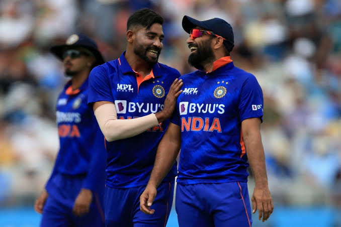 Indian_Analyzer's tweet photo. Pasmanda Muslim, right. 👍✌️

#INDvSL #Shami https://t.co/t8rLMKLqsn