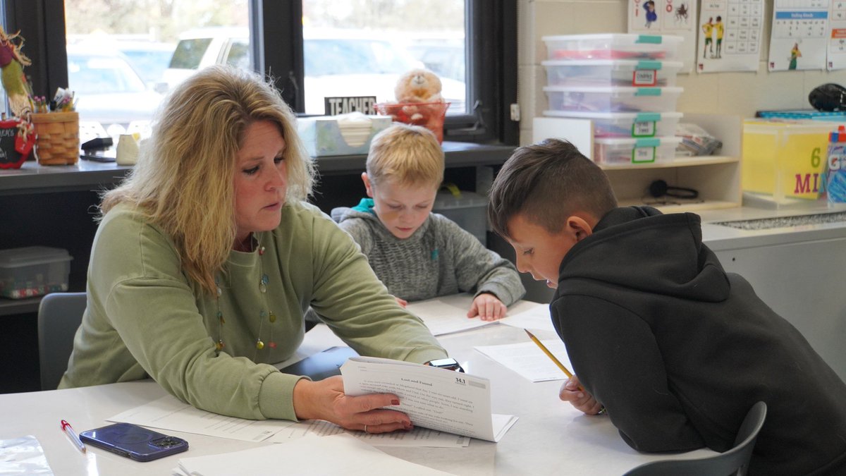 MuscatineCSD's tweet photo. Checking in from Mulberry! We stopped by a few classrooms, including Jennifer Haag's 3rd-grade, Kallie Poor's Kindergarten & the art room led by Eden Haas! A bonus recess photo featuring 6th-graders from Natalie Fillmore's class. Keep up the great work, #MulberryMuskies! https://t.co/dclab0UyKw
