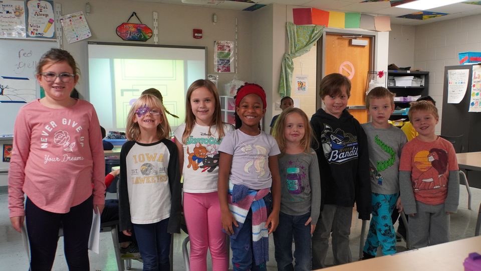 MuscatineCSD's tweet photo. Checking in from Mulberry! We stopped by a few classrooms, including Jennifer Haag's 3rd-grade, Kallie Poor's Kindergarten & the art room led by Eden Haas! A bonus recess photo featuring 6th-graders from Natalie Fillmore's class. Keep up the great work, #MulberryMuskies! https://t.co/dclab0UyKw