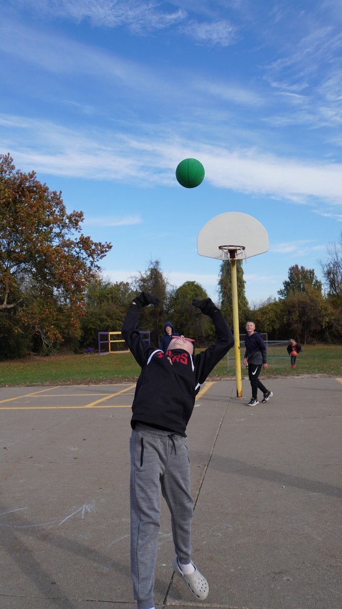 MuscatineCSD's tweet photo. Checking in from Mulberry! We stopped by a few classrooms, including Jennifer Haag's 3rd-grade, Kallie Poor's Kindergarten & the art room led by Eden Haas! A bonus recess photo featuring 6th-graders from Natalie Fillmore's class. Keep up the great work, #MulberryMuskies! https://t.co/dclab0UyKw