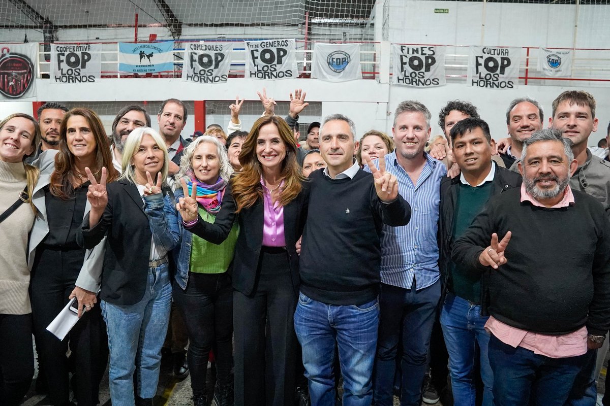 MUPLaPlata's tweet photo. 🇦🇷 Nos reunimos con @vtolosapaz y @larroqueandres para debatir sobre el futuro de la economía popular y la generación de empleo formal, algo que puede consolidarse si redoblamos el esfuerzo para que @SergioMassa sea el próximo presidente de todos los argentinos y las argentinas. https://t.co/8KFzBRsh2F