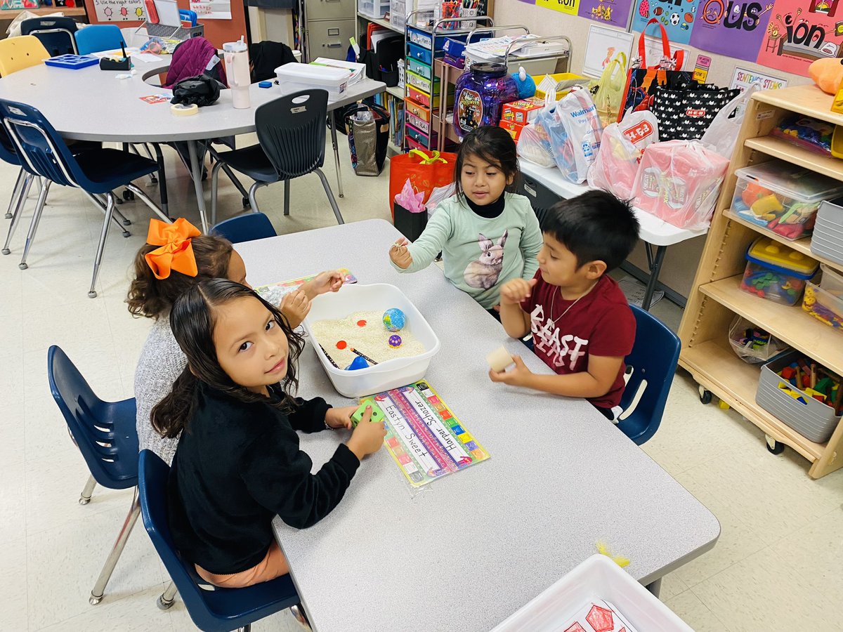 LopezIbette's tweet photo. Sus caritas lo dicen todo en la feria de las figuras geométricas. Their little faces tell everything in the Shape Fair. @OakCrestStinger @ECISDtweets. https://t.co/SzMqf7nwia