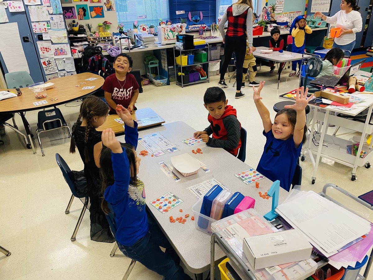 LopezIbette's tweet photo. Sus caritas lo dicen todo en la feria de las figuras geométricas. Their little faces tell everything in the Shape Fair. @OakCrestStinger @ECISDtweets. https://t.co/SzMqf7nwia