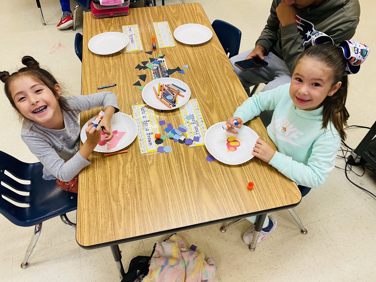 LopezIbette's tweet photo. Sus caritas lo dicen todo en la feria de las figuras geométricas. Their little faces tell everything in the Shape Fair. @OakCrestStinger @ECISDtweets. https://t.co/SzMqf7nwia