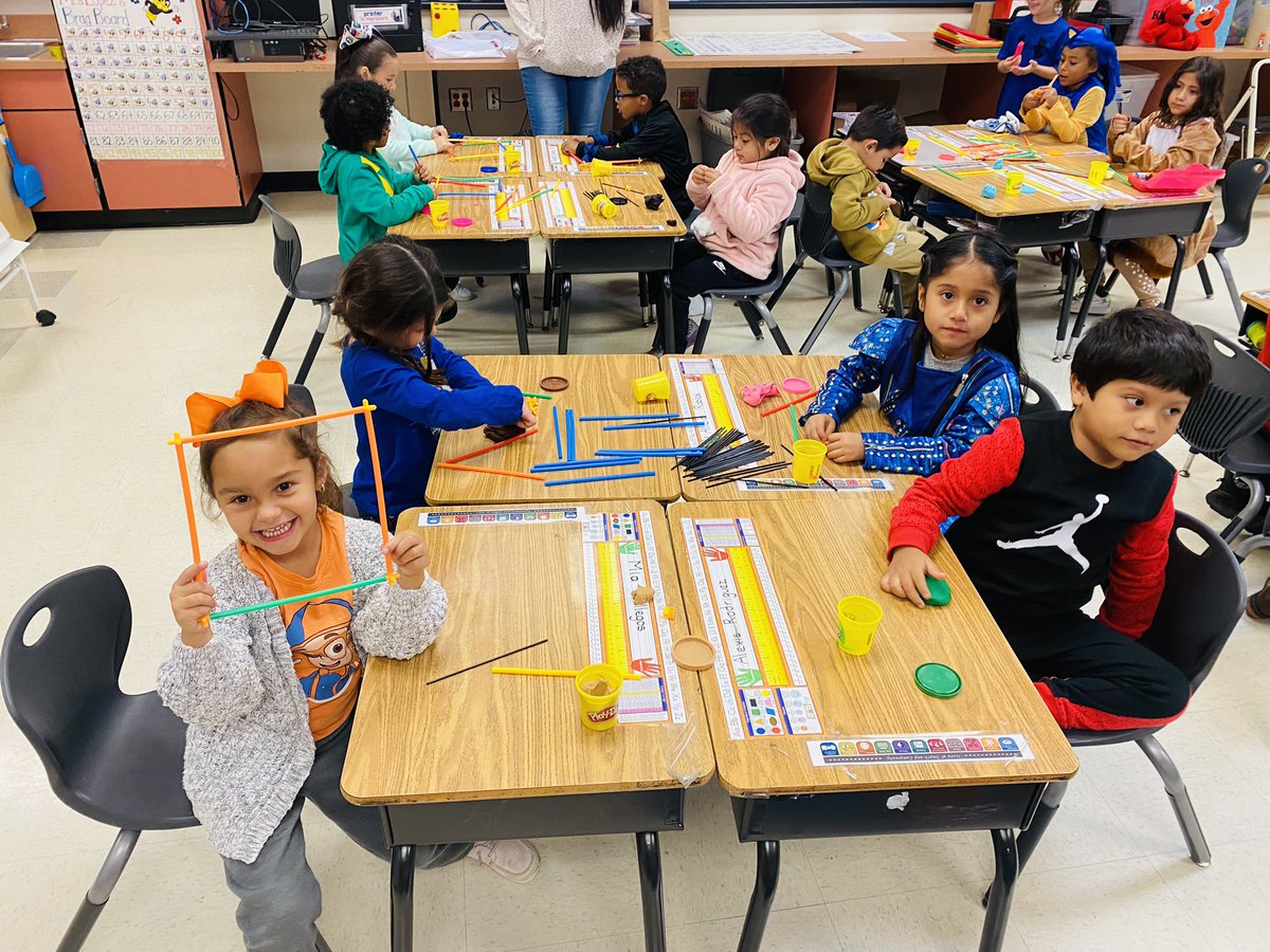 LopezIbette's tweet photo. Sus caritas lo dicen todo en la feria de las figuras geométricas. Their little faces tell everything in the Shape Fair. @OakCrestStinger @ECISDtweets. https://t.co/SzMqf7nwia