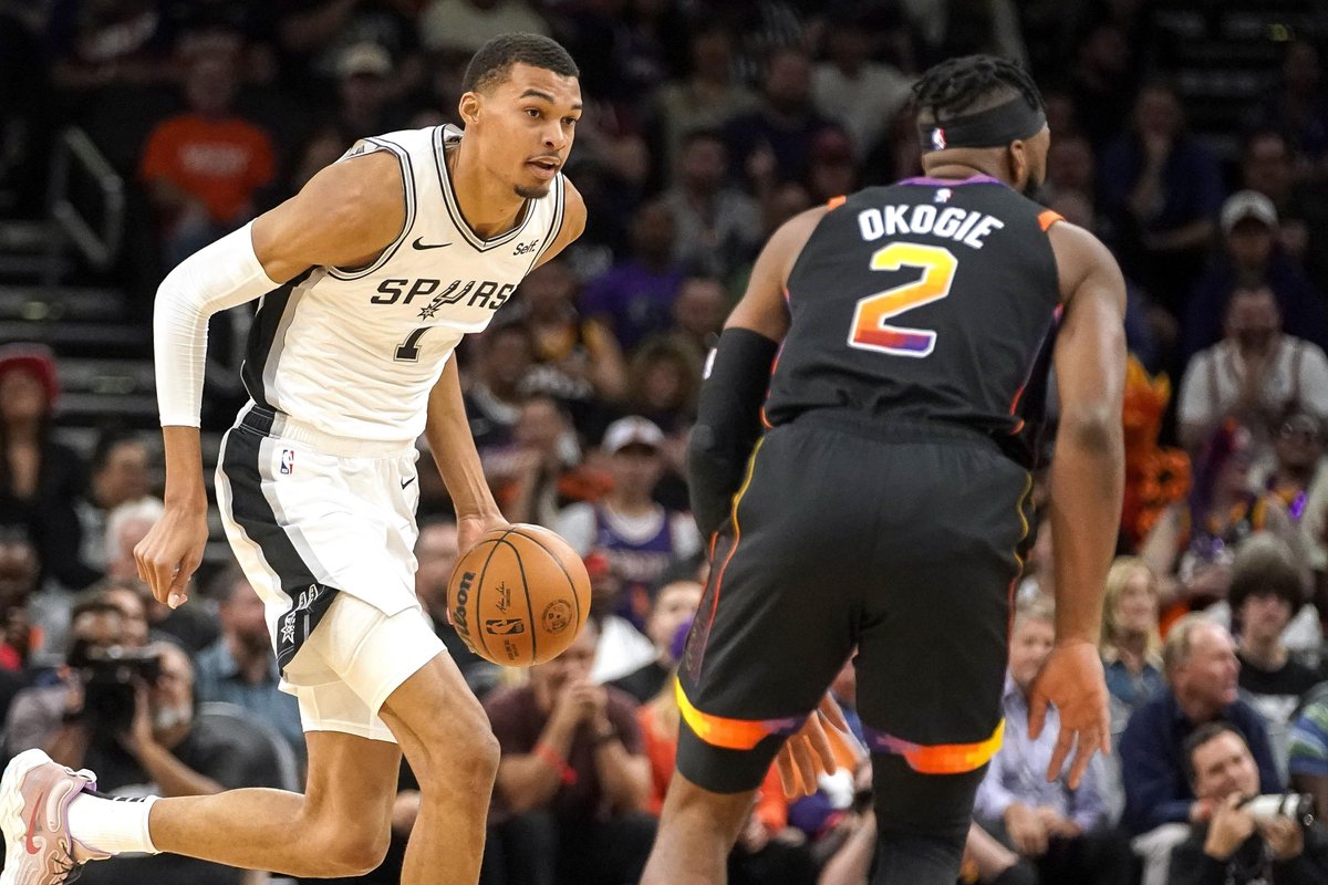 IranDailyWeb's tweet image. The #SanAntonioSpurs staged a wild comeback to beat the #PhoenixSuns by one point, thanks to a steal and a dunk by #KeldonJohnson in the final seconds.
newspaper.irandaily.ir/7424/6/5764