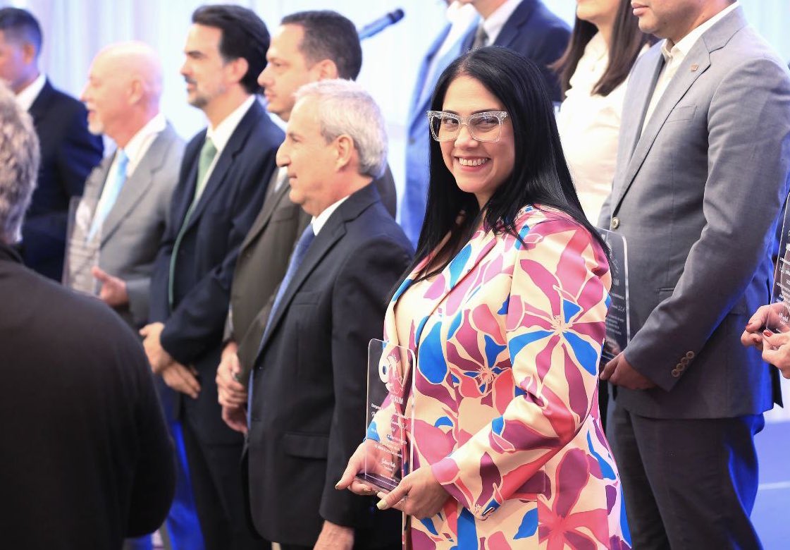 En el marco del 60º Aniversario de <a href="/asoquim/">ASOQUIM</a>, Petroquímica de Venezuela, S.A., liderada por su presidenta <a href="/nlaconchamolina/">@NLaConchaMolina</a>, recibió placa de reconocimiento por el apoyo irrestricto brindado a esta organización.

#ElEsequiboEs5VecesSÍ
#TrabajoEnEquipoVictoriaSegura

<a href="/TellecheaRuiz/">Rafael Tellechea</a>