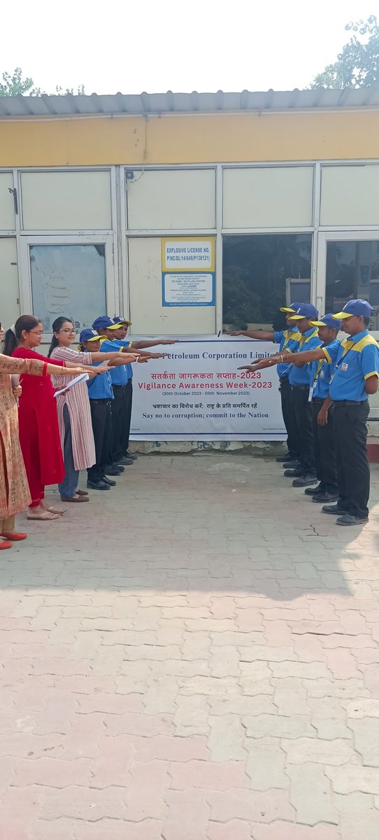 #VAW2023 #BPCLVAW2023 @BPCLimited @BPCLRetail @CVCIndia @CVOBPCL @PetroleumMin vigilance awareness Pledge taking by dealers, staff and officers of Delhi Retail Territory at Retail Outlet @MIHIRJOSHI1972 @shivaji071084