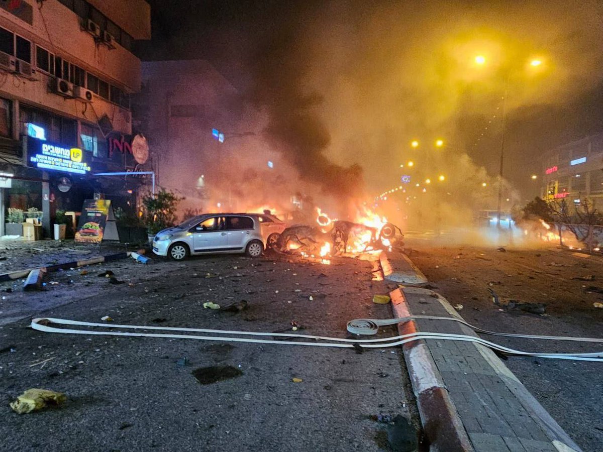 al_ahdat's tweet photo. ⚡ نشوب حريق كبير في مبنى داخل مستوطنة "كريات شمونة"؛ إثر سقوط صاروخ من جنوب لبنان.🚀
#غزة_تنتصر https://t.co/9QA7rVdQih