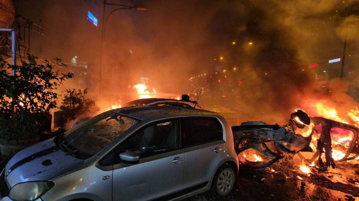 al_ahdat's tweet photo. ⚡ نشوب حريق كبير في مبنى داخل مستوطنة "كريات شمونة"؛ إثر سقوط صاروخ من جنوب لبنان.🚀
#غزة_تنتصر https://t.co/9QA7rVdQih
