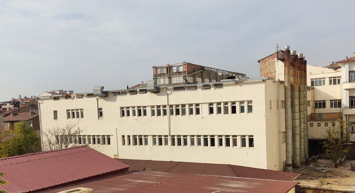 1️⃣ Eski Devlet Hastanesi Ana Hizmet Binası (B Blok) ağır hasarlı olarak 3 okulun eğitim gördüğü kampüsün içinde duruyor. <a href="/elazigmem/">Elаzığ İl Мillî Eğitim Müdürlüğü</a> Müdür Yardımcısı Nahit YEREBASAN ve <a href="/elazigozelidare/">Elazığ İl Özel İdaresi</a> Genel Sekreteri <a href="/alisis17/">ali</a> Beylerle konuyu görüştük.

<a href="/omertoraman25/">Ömer Toraman, Doç. Dr.</a>
<a href="/mehmetyigitmem/">Mehmet YİĞİT</a> 
⤵️