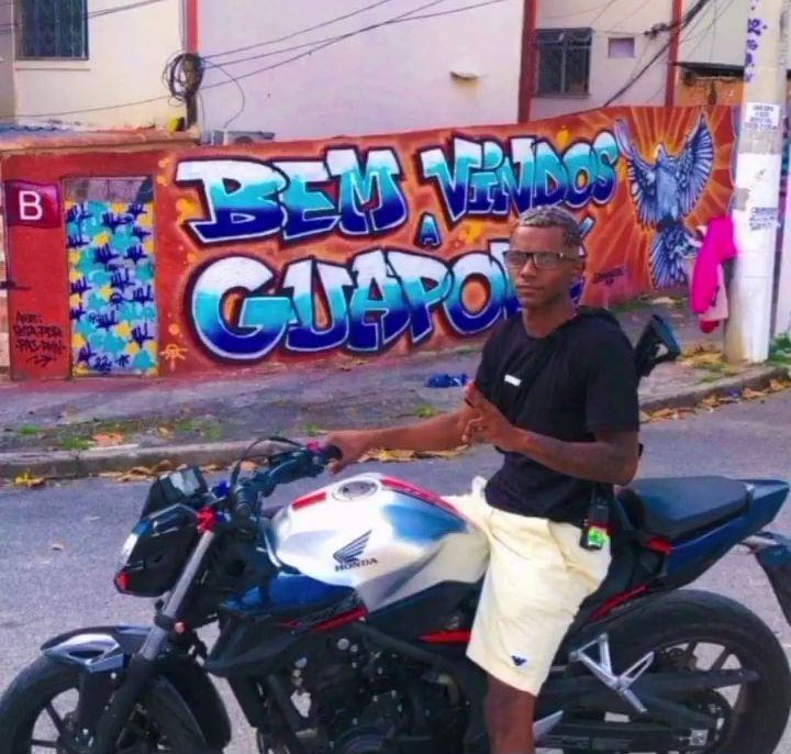 LayzaVi42863960's tweet photo. Nunca serão esquecidos eu sempre irei ama vcs. 😭🖤💔🥀
Irmão samuel🖤🥀
Padrinho Carlos 🖤🥀
 primo Leônidas 🖤🥀 https://t.co/8SnczFlwub
