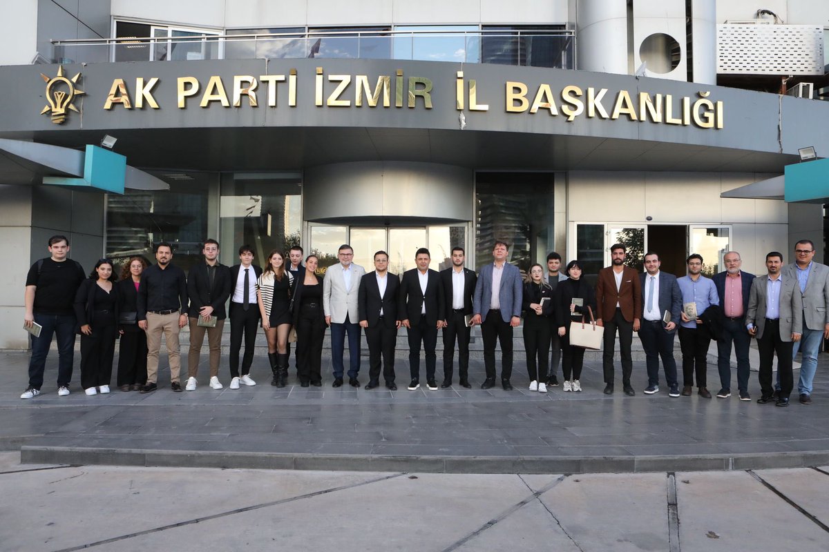 İl Başkanımız <a href="/Bilalsaygili/">Bilal Saygılı</a> ile birlikte İzmir Ekonomi Üniversitesi Siyaset Platformu Kulübü öğrencilerini İl Başkanlığımızda ağırladık.

Arkadaşlarımızın beklentileri hakkında konuşup gündeme dair değerlendirmeler yaptık.

Ekonomi Üniversitesi Siyaset Platformu Kulübü üyelerine
