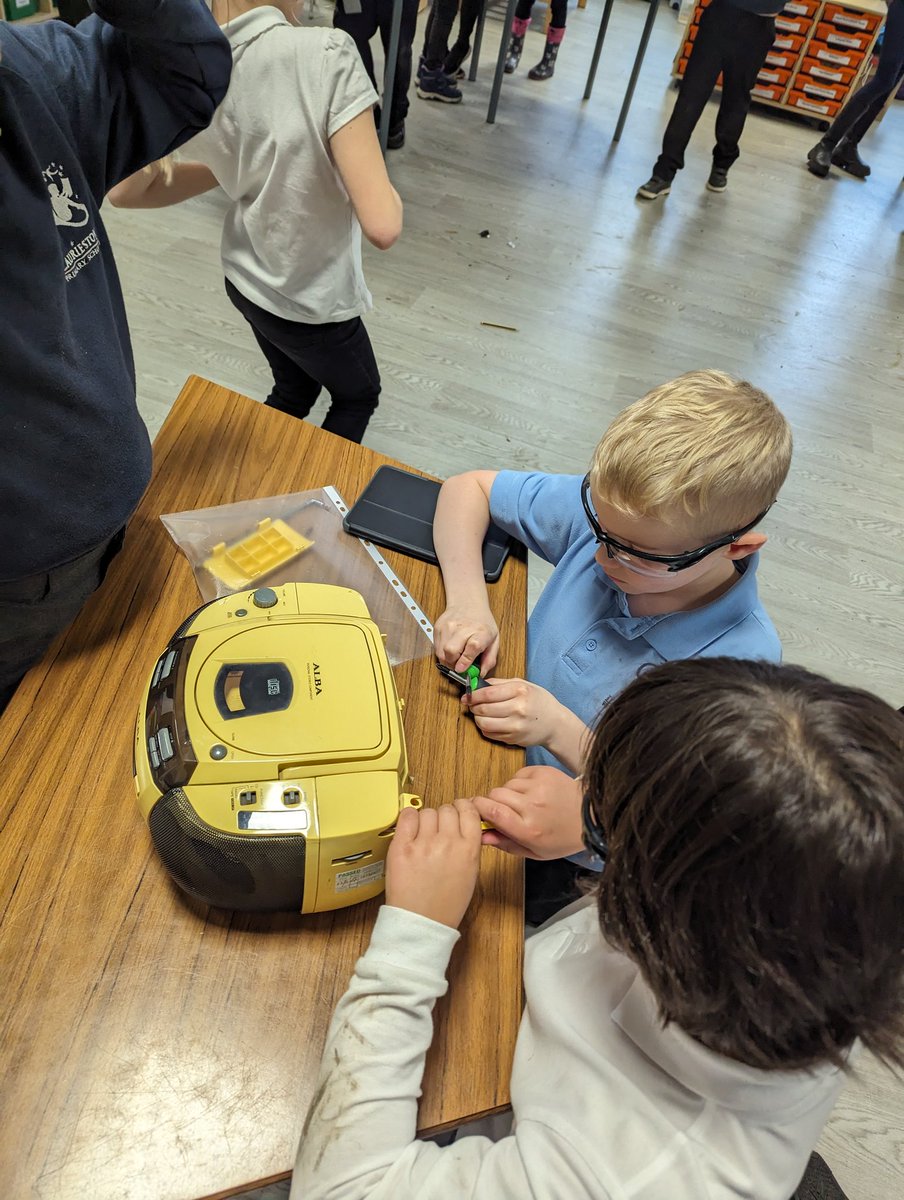 MrsCoyle2024's tweet photo. Today we popped on our safety goggles 🥽 got out the screw drivers and took apart some broken electrical items 🪛 We had to take photos of each stage and were so excited to see what was inside. We worked as a team to get the job done! We can't wait for next week!! https://t.co/iTK3dWF5yv