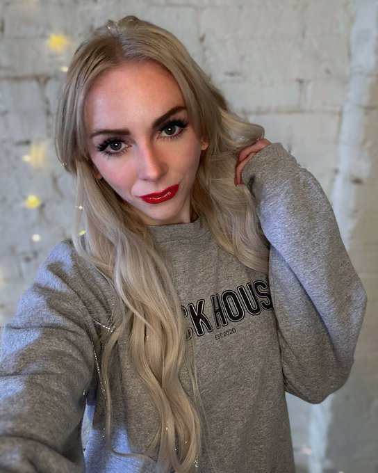 Sweater weather 🍂☕️ https://t.co/cmulEOrfyj