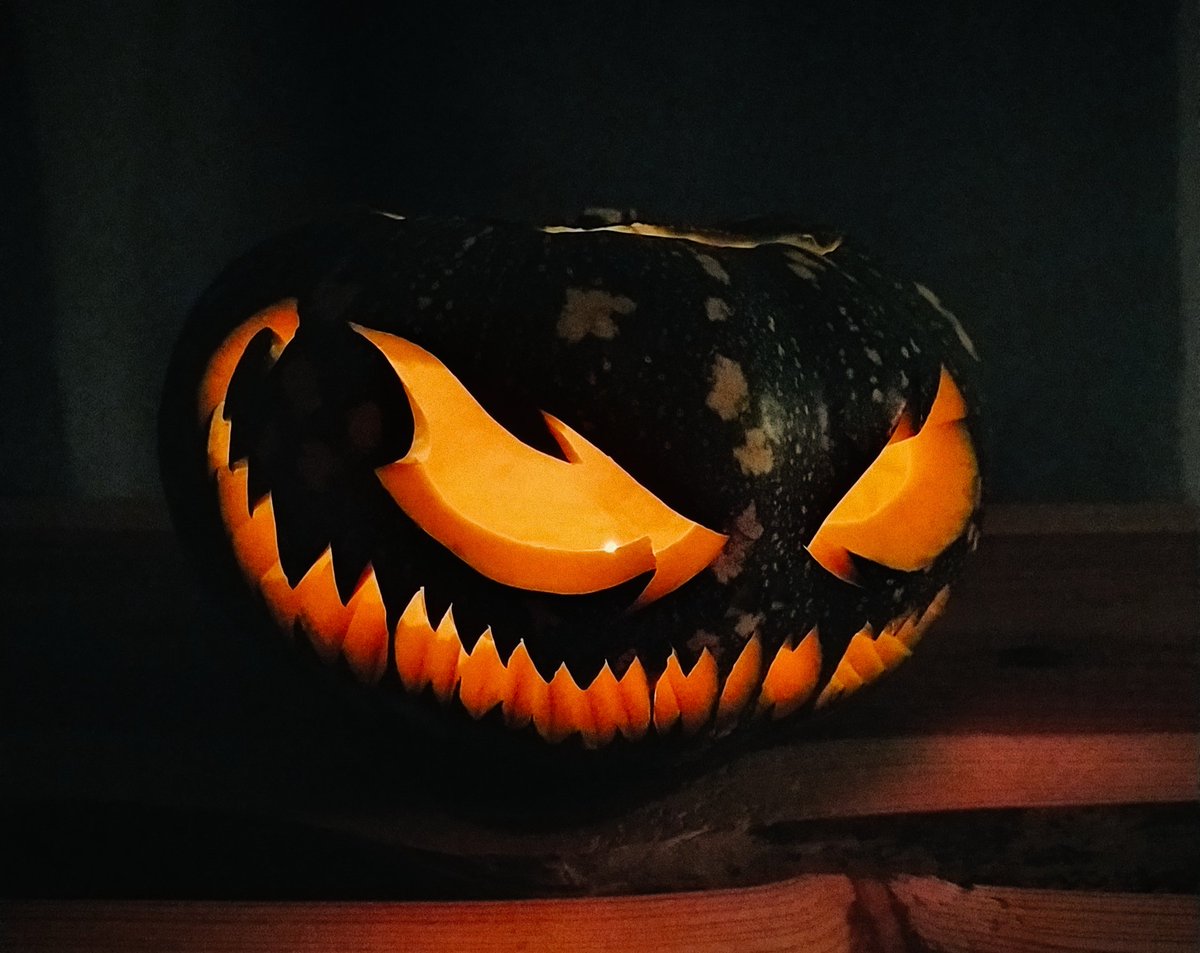maginpanic's tweet photo. Is it too late to post a carved #pumpkin ? Have a good day! https://t.co/nIkBdM4KOV
