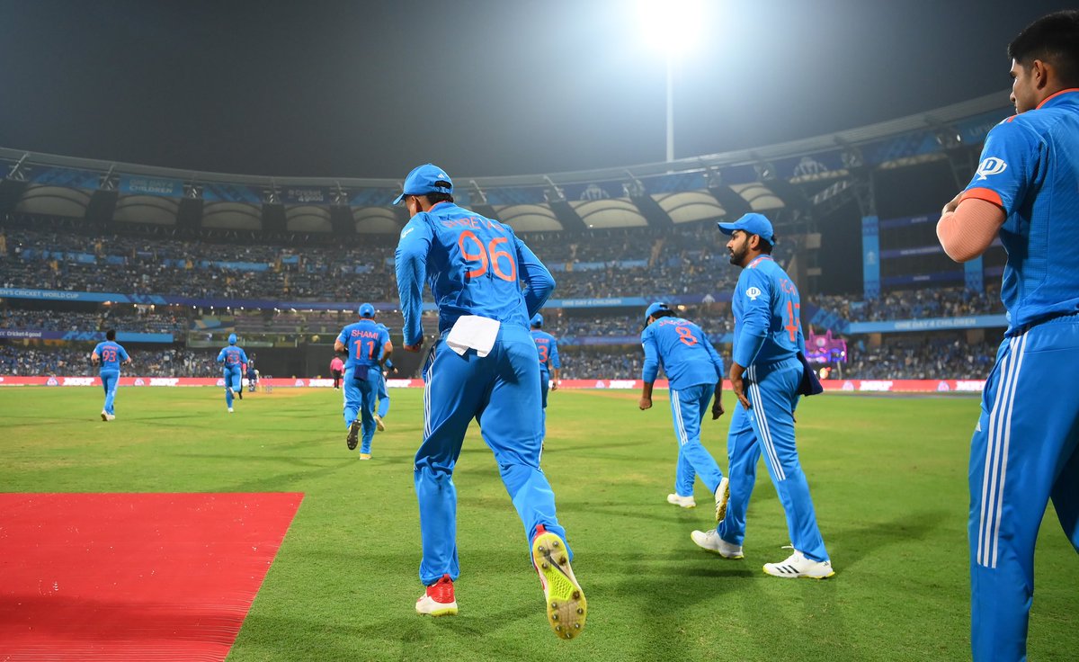 ShreyasIyer15's tweet photo. Semi final calling 🤙 What a team! What an atmosphere! Enjoy the night, Mumbai 🇮🇳🤌 #CWC23 https://t.co/moXcWakpHG