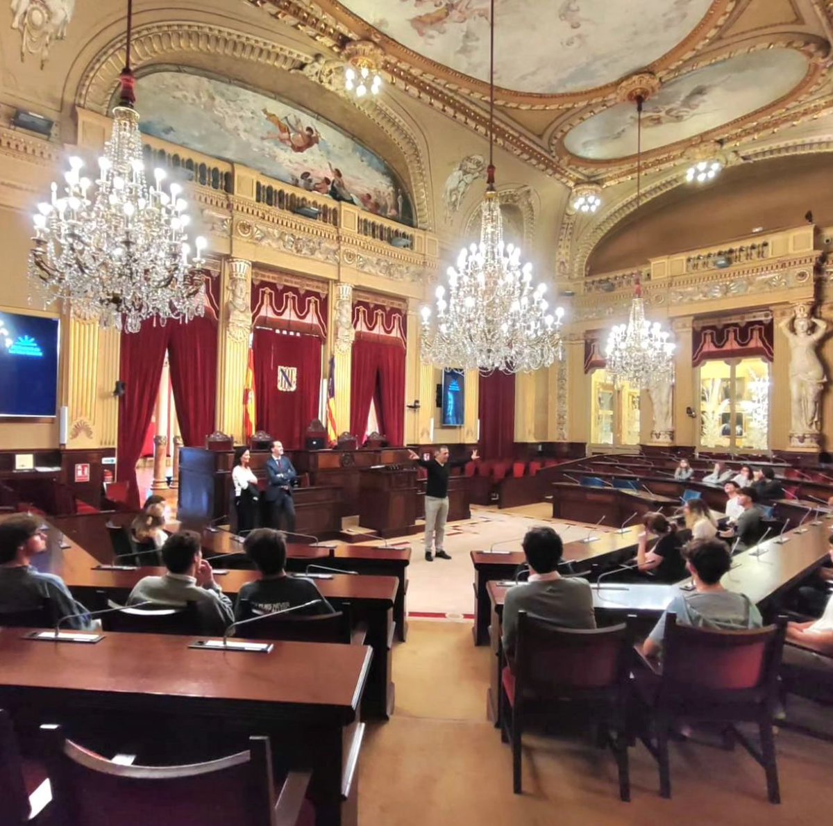 ColeMontesion's tweet photo. 📝Visita al Parlament enmarcada al projecte "Asamblea Montesión". Molt interessant tota la història d'aquesta institució.
#BACMontesion https://t.co/jnMy1I6Nav