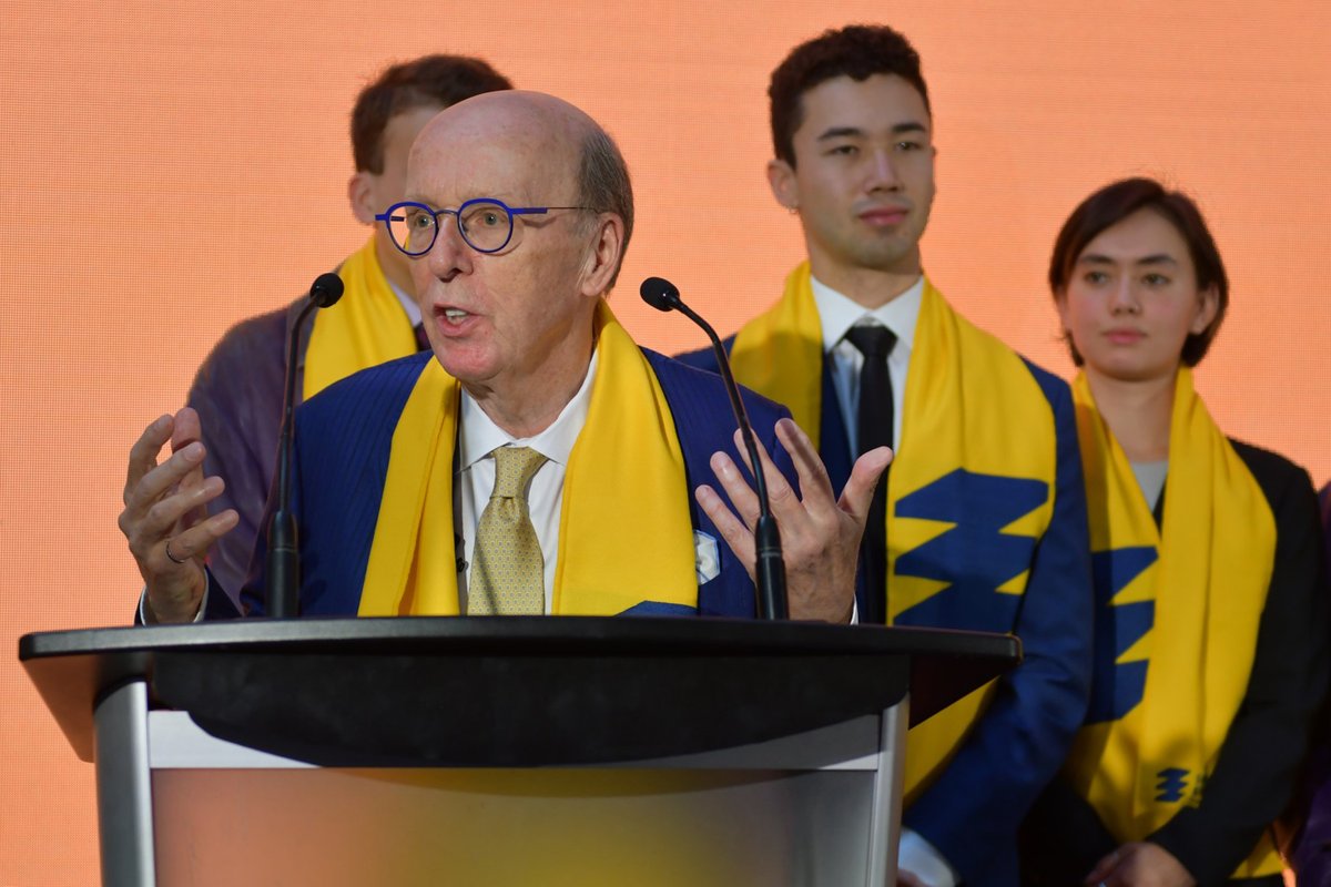 queensu's tweet image. Today's unveiling of #SmithEngineering honours an extraordinary gift from alumnus Stephen J.R. Smith that will transform #STEMeducation and engineering education at #queensu. Read more about @SmithEngQueens queensu.ca/gazette/storie…