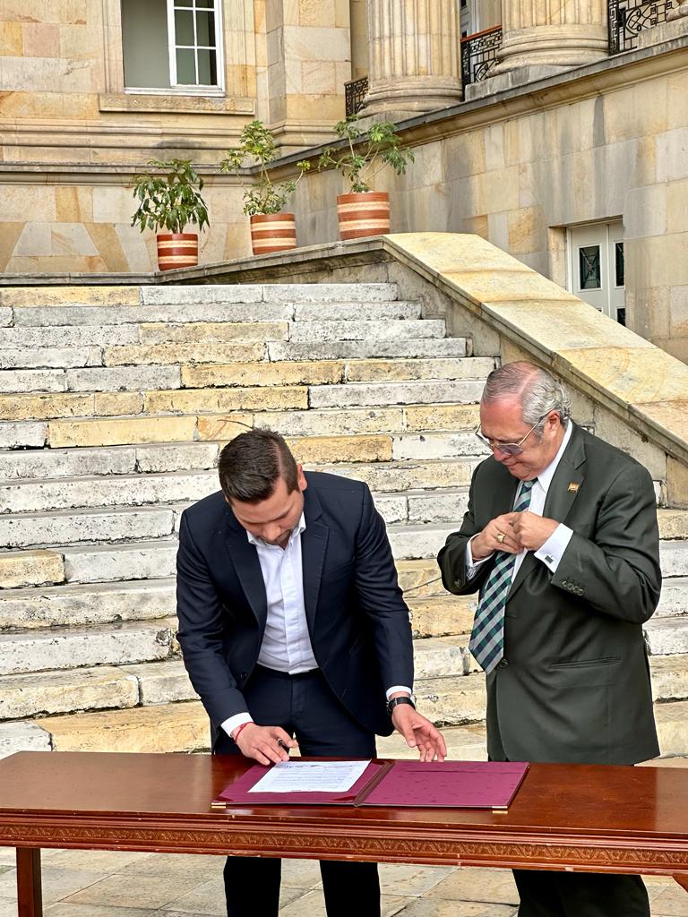 OProtocolo's tweet image. En la plaza Núñez del Capitolio Nacional, se firmó la carta de Adhesión del Congreso de la República, por parte del presidente del Senado de la República, Dr. Ivan Name Vasquez, y el presidente de la Cámara de Representantes, Dr. Andrés David Calle Aguas.