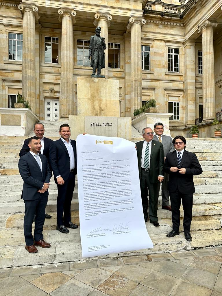 OProtocolo's tweet image. En la plaza Núñez del Capitolio Nacional, se firmó la carta de Adhesión del Congreso de la República, por parte del presidente del Senado de la República, Dr. Ivan Name Vasquez, y el presidente de la Cámara de Representantes, Dr. Andrés David Calle Aguas.