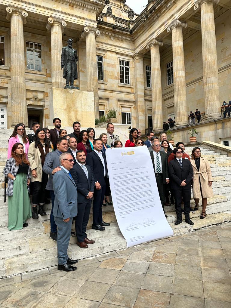 OProtocolo's tweet image. En la plaza Núñez del Capitolio Nacional, se firmó la carta de Adhesión del Congreso de la República, por parte del presidente del Senado de la República, Dr. Ivan Name Vasquez, y el presidente de la Cámara de Representantes, Dr. Andrés David Calle Aguas.