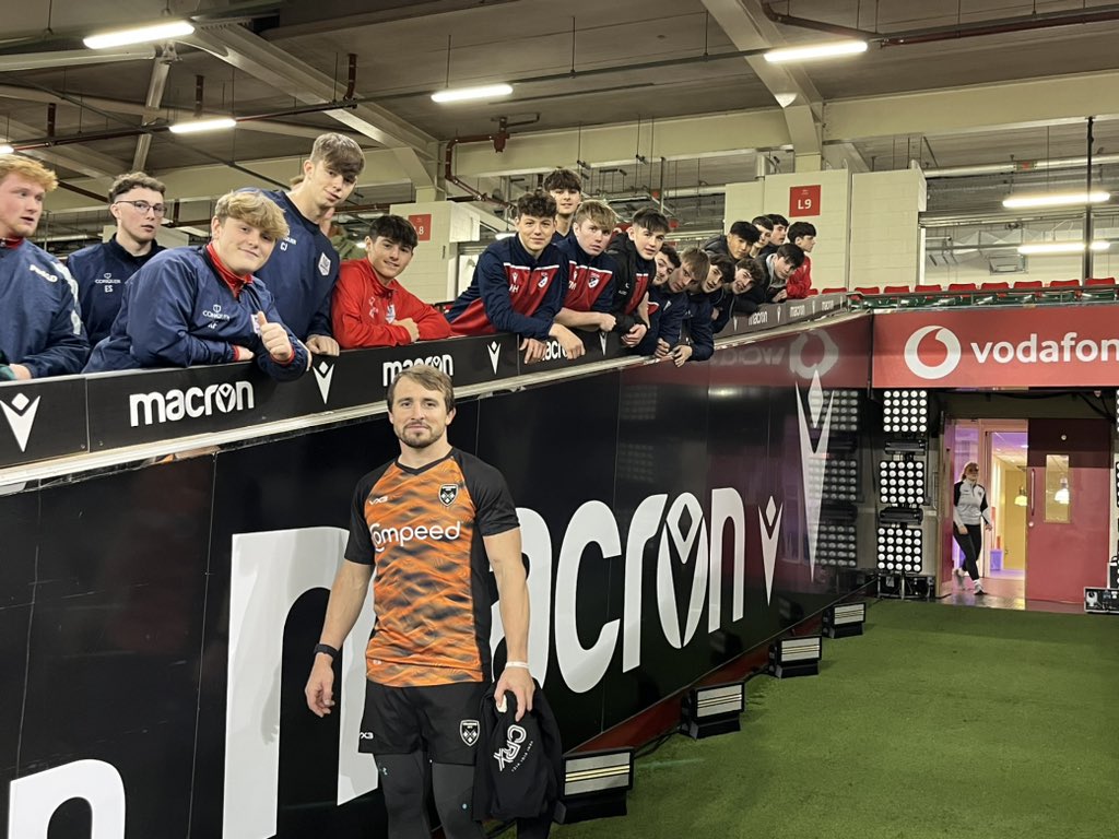 🏉 Reunion at the  <a href="/principalitysta/">Principality Stadium</a> ! 🏴󠁧󠁢󠁷󠁬󠁳󠁿 Great to catch up with our past players, now shining @dragonsrugby team: <a href="/Cors134/">Corey</a> <a href="/RhodriWillss09/">Rhodri Williams</a> 👊🏻#hapus