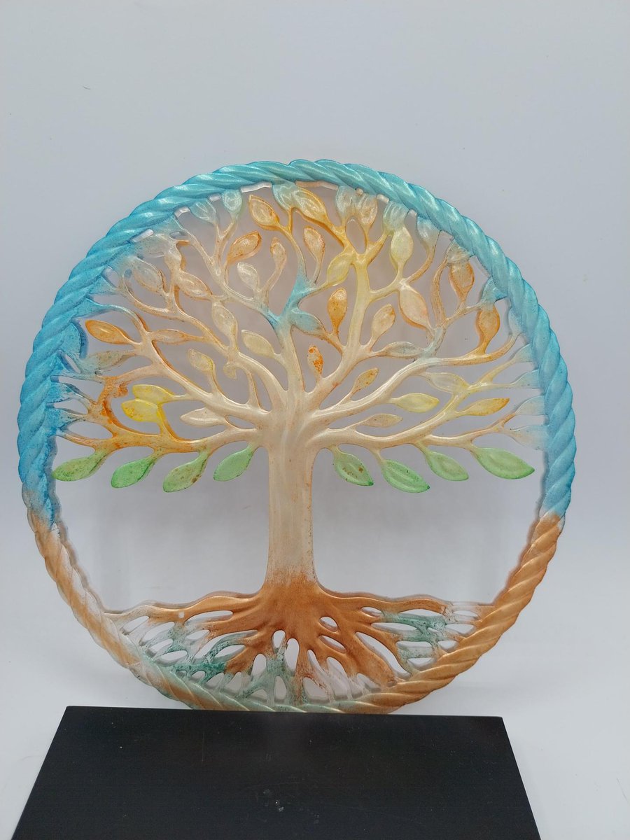 TysRosy's tweet photo. Nouvel arbre de vie avec les couleurs de l'automne qui s'installe.  
Création artisanale.  Pièce unique. 
Personnalisation possible. 
13 euros. https://t.co/itiVlR0M34