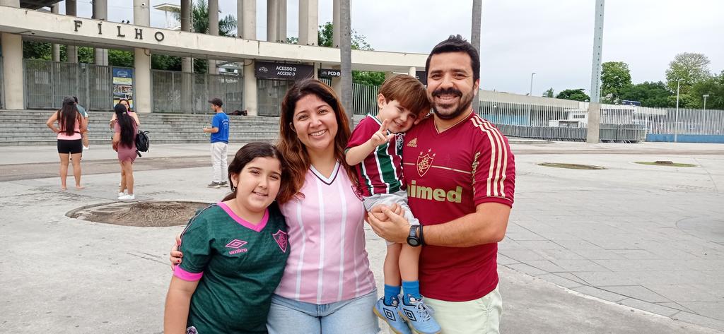 KlausRichmond's tweet image. A analista de sistemas Vivian Iannuzzi, 42, e marido Robson, 38, trouxeram os filhos Clarice e Mateus para os últimos registros antes da final. Eles estiveram nas partidas contra Argentinos Jrs. e Inter, mas ficaram sem ingresso para a finalíssima deste sábado