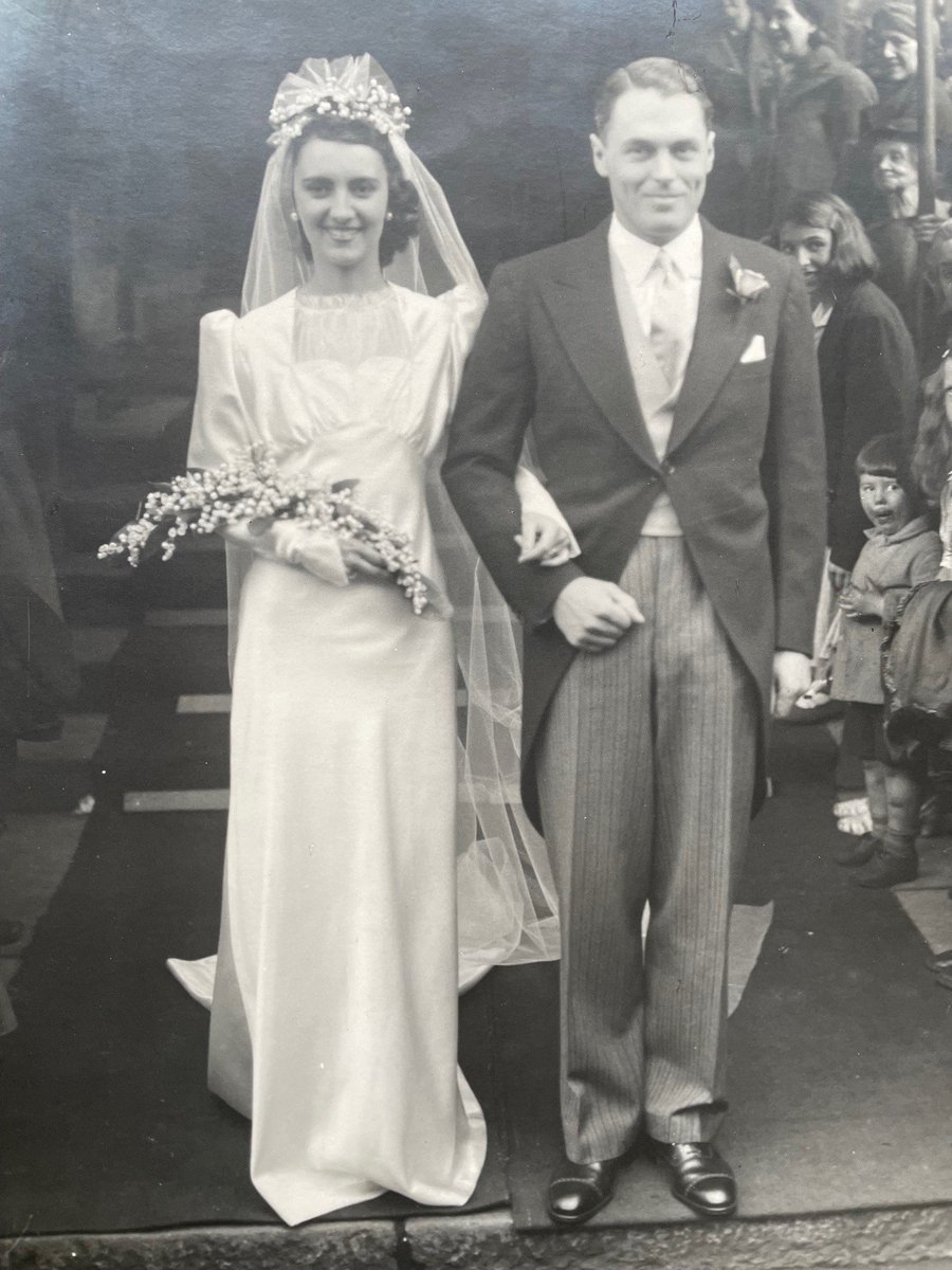 EdinCulture's tweet photo. *Exciting News!*. We have recently acquired a wedding dress that connects the city of #Edinburgh to the groundbreaking American nuclear physicist J. Robert #Oppenheimer. 📢Read all about it!📢
https://t.co/7zDh5LdhaV https://t.co/qB2a3zWNb2