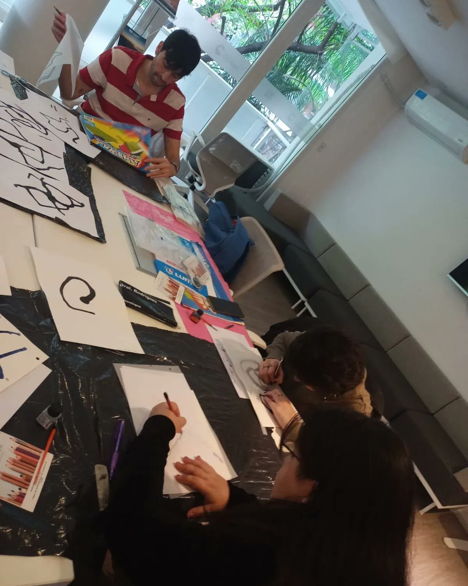 casadecomodoro's tweet photo. 🎨 Durante el mes de octubre se llevó a cabo en la Casa el taller "Dibujo y Expresión" dictado por la docente Ana María Nahuelanca, Diseñadora Gráfica y Artista Visual. https://t.co/UVc6PUyMcD