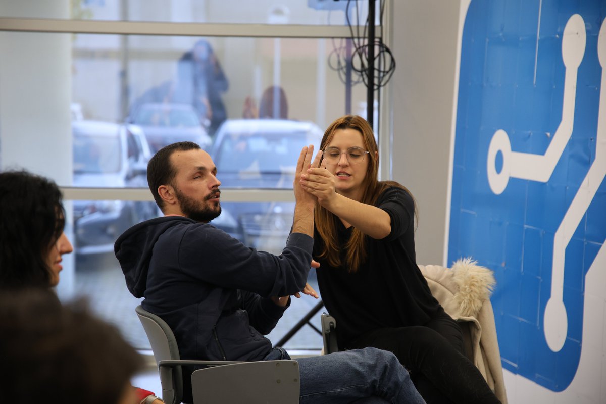 INESCTEC's tweet photo. What about learning #PortugueseSignLanguage? Today, INESC TEC's Commission for #Diversity and #inclusion  organised a workshop to shed light on the importance of #signlanguage as a powerful means of #communication and inclusion! https://t.co/f5WQtAtPOz