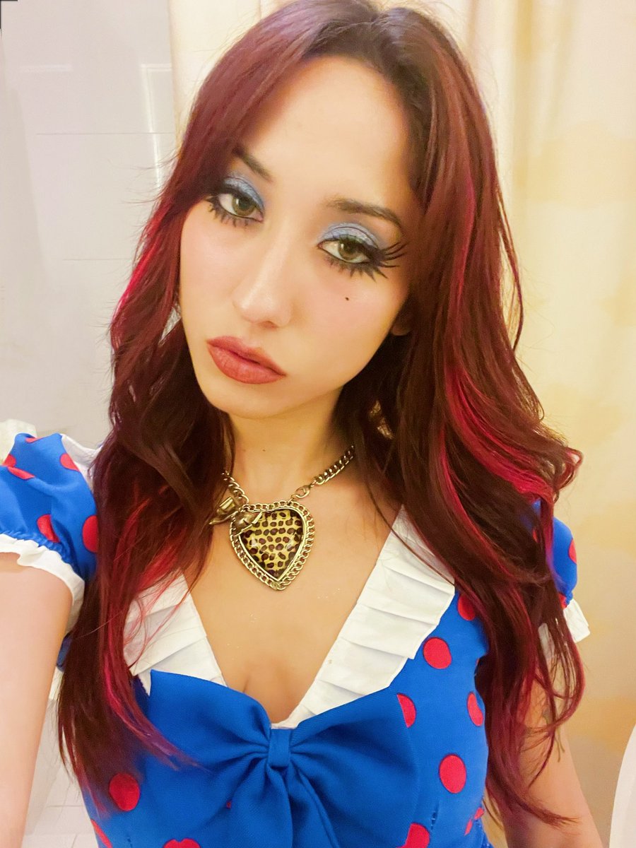 scarylovestory's tweet image. Q bonitos ojos tienes kiero ch*p*rte el p*n*