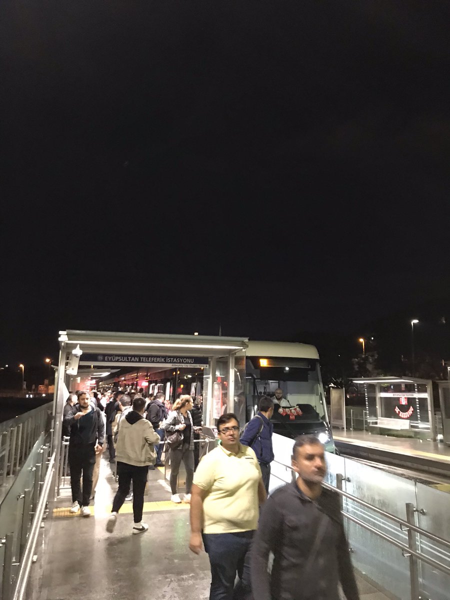 Bugünde tramvayın enerji kesintisi yüzünden mağdur olduk çok şükür. Çok teşekkürler gavuroğlu… Hakkımın her zerresi haram zıkkım olsun. 16 Milyonu mağdur etmekten başka hiçbir şey yapmıyorsun. <a href="/ekrem_imamoglu/">Ekrem İmamoğlu</a>