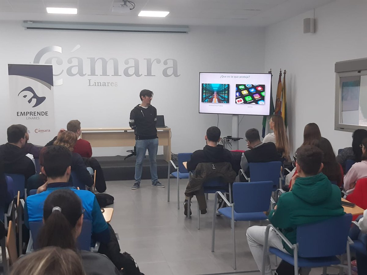 MiolnirST's tweet photo. "En Miólnir, fomentamos la tecnología responsable entre jóvenes. Colaboramos con la @laminastartup  de Linares para concienciar a estudiantes sobre los riesgos y beneficios de la tecnología.  
#TecnologíaResponsable #ProtecciónDigital 

https://t.co/htje9GpmRS https://t.co/87q0LlKQBH