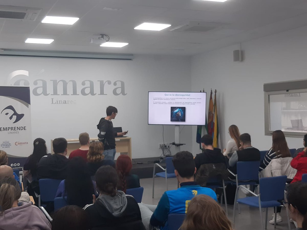 MiolnirST's tweet photo. "En Miólnir, fomentamos la tecnología responsable entre jóvenes. Colaboramos con la @laminastartup  de Linares para concienciar a estudiantes sobre los riesgos y beneficios de la tecnología.  
#TecnologíaResponsable #ProtecciónDigital 

https://t.co/htje9GpmRS https://t.co/87q0LlKQBH