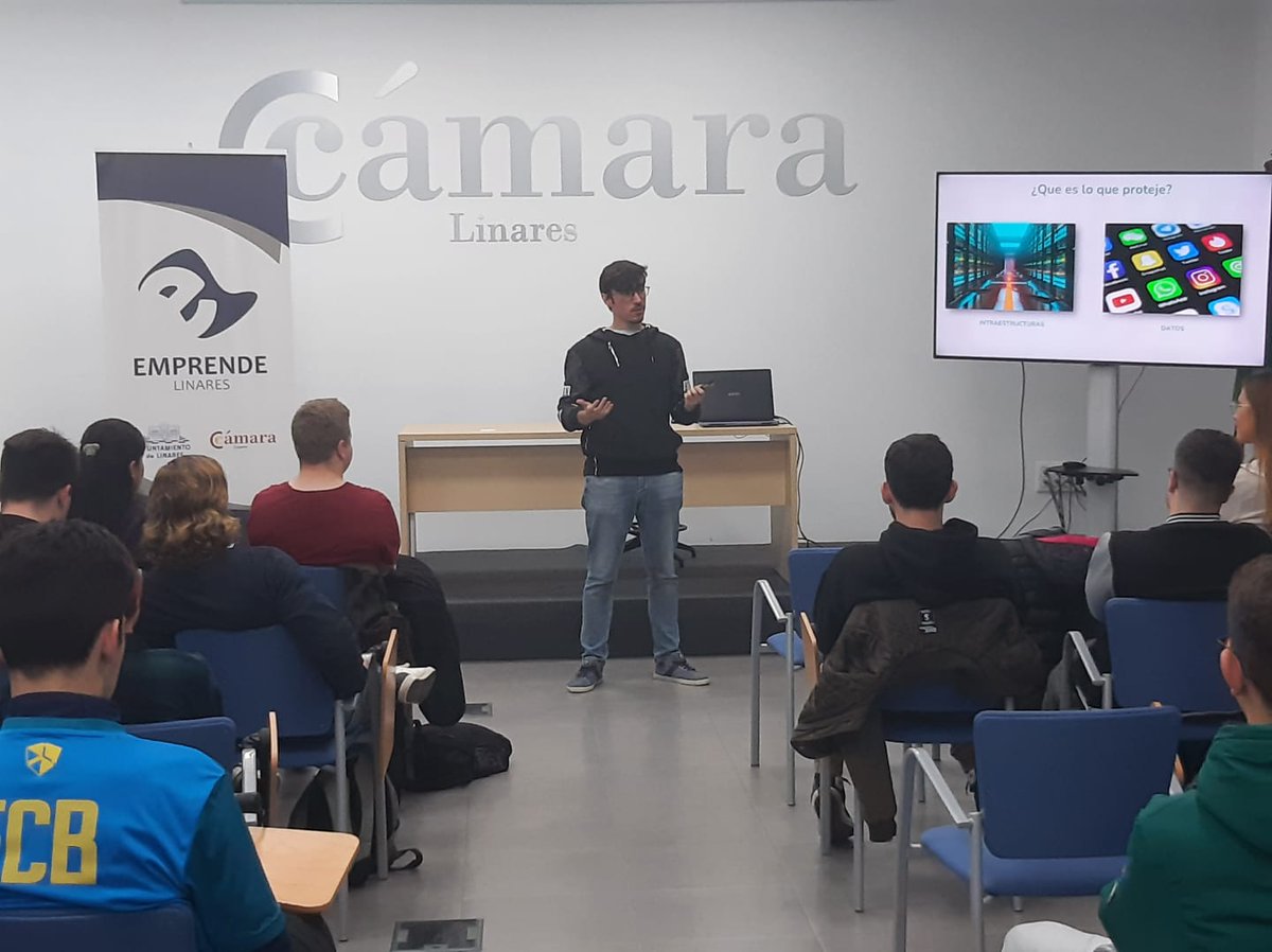 MiolnirST's tweet photo. "En Miólnir, fomentamos la tecnología responsable entre jóvenes. Colaboramos con la @laminastartup  de Linares para concienciar a estudiantes sobre los riesgos y beneficios de la tecnología.  
#TecnologíaResponsable #ProtecciónDigital 

https://t.co/htje9GpmRS https://t.co/87q0LlKQBH