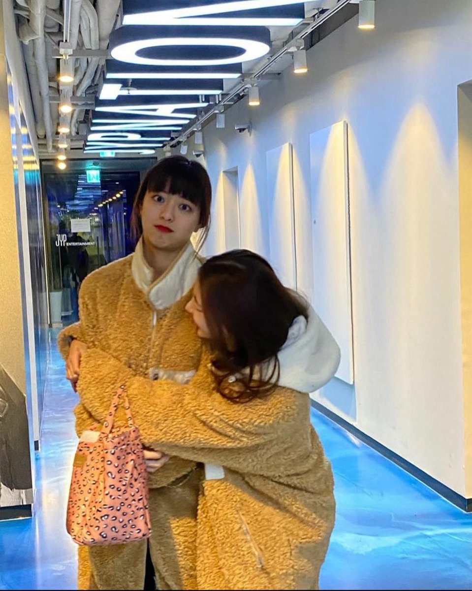 Aunque Iriri parezca gato arisco que no se deja abrazar, ya tenemos nuestro boleto listo para despegar hacía ⁦#𝓹𖦹𝘯𝘯𝘪e𝕤s·𓊆𐦍𓊇·𝓭𝓫 donde nos están esperando para bailar al ritmo de ⁦#𝑓ea𝕣𝚕e͠𝕤s𓈒࣪𝕞p𝟥 muy felices. ᨐฅ

𝖒a͟i͟d's 𝖌eo ⚔️ #𝙽oelle