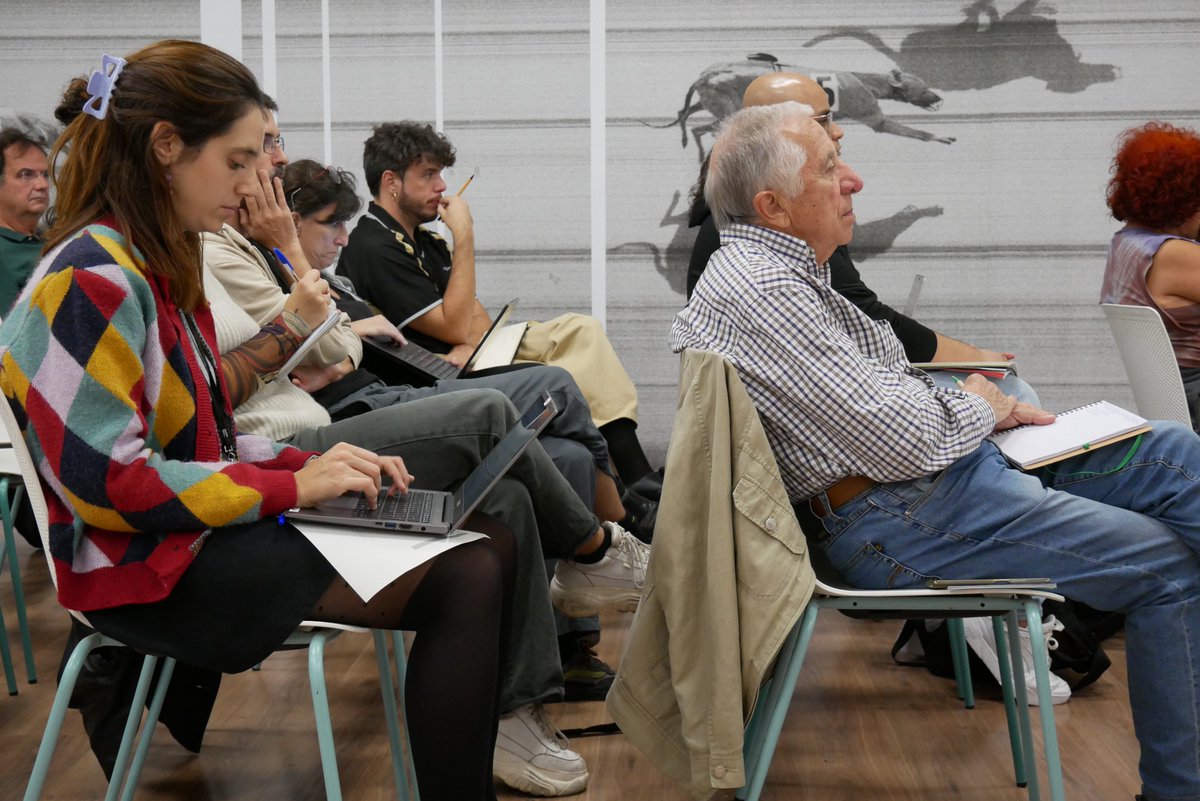 🗣️ "Podem apropiar-nos de la intel·ligència artificial i donar-li la forma que ens interessi. És una qüestió de sobirania tecnològica."

Arrenquem la 5⃣ sessió del cicle #IADretsDemocràcia amb el col·lectiu <a href="/tallerestampa/">Estampa</a>.

Comencem a jugar! 🤖