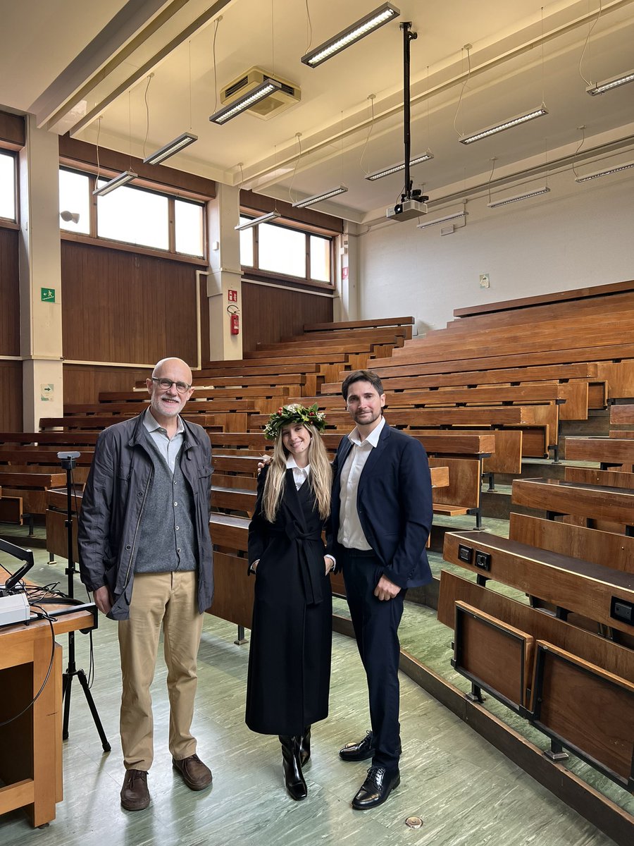 vincenzo's tweet photo. Quando l’#Informatica incontra la #Filosofia. Orgoglioso di essere stato oggi correlatore della tesi di Claudia Di Mattia di laurea magistrale in Estetica Filosofica, relatore il prof. Giovanni Matteucci, presso @Unibo: “La possibilita’ di un’Esperienza Estetica tramite Instagram: per un’indagine delle relazioni possibili all’interno della Realta’ Virtuale”.

La tesi compie un’analisi sistematica di Instagram, e fa luce sul substrato culturale americano da cui i fondatori di Instagram hanno attinto per creare l’esperienza social che conosciamo.
Non so se io meriti di essere citato a fianco di nomi come #JohnDewey, padre del pragmatismo americano, in una sana critica dell’idealismo di #BenedettoCroce. 
Pero’ sono d’accordo col fatto che scrivere software sia una delle attivita’ umane piu’ creative, e che l’Informatica, come opera dell’uomo, non vada affatto temuta. Anzi! Come diceva saggiamente Terenzio ai tempi dell’antica Roma repubblicana: “Homo sum, humani nihil a me alienum puto“ (“Sono un Uomo, niente di cio’ che e’ umano lo reputo a me estraneo”).

A 18 anni dalla mia laurea in Ingegneria Informatica a Bologna, questo e’ stato il mio ritorno in Universita’: stavolta dall’altra parte della cattedra e in un’altra facolta’/dipartimento (Filosofia). Puo’ sembrare strano, ma lo scibile umano e’ molto piu’ interconnesso di quanto certe classificazioni manichee impediscono di intravedere. E, come dico spesso, se Aristotele fosse vivo oggi, sono certo che sarebbe un Informatico eccezionale come John McCarthy, uno dei padri dell’#IntelligenzaArtificiale.

Complimenti ancora alla dottoressa magistrale Claudia Di Mattia, e al prof. Giovanni Matteucci per l’ampia visione interdisciplinare 👏