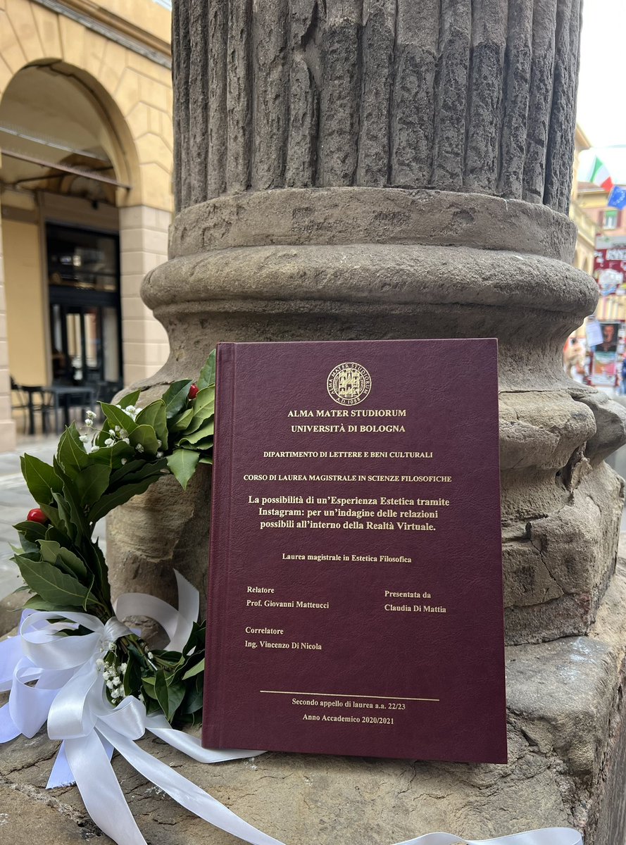 vincenzo's tweet photo. Quando l’#Informatica incontra la #Filosofia. Orgoglioso di essere stato oggi correlatore della tesi di Claudia Di Mattia di laurea magistrale in Estetica Filosofica, relatore il prof. Giovanni Matteucci, presso @Unibo: “La possibilita’ di un’Esperienza Estetica tramite Instagram: per un’indagine delle relazioni possibili all’interno della Realta’ Virtuale”.

La tesi compie un’analisi sistematica di Instagram, e fa luce sul substrato culturale americano da cui i fondatori di Instagram hanno attinto per creare l’esperienza social che conosciamo.
Non so se io meriti di essere citato a fianco di nomi come #JohnDewey, padre del pragmatismo americano, in una sana critica dell’idealismo di #BenedettoCroce. 
Pero’ sono d’accordo col fatto che scrivere software sia una delle attivita’ umane piu’ creative, e che l’Informatica, come opera dell’uomo, non vada affatto temuta. Anzi! Come diceva saggiamente Terenzio ai tempi dell’antica Roma repubblicana: “Homo sum, humani nihil a me alienum puto“ (“Sono un Uomo, niente di cio’ che e’ umano lo reputo a me estraneo”).

A 18 anni dalla mia laurea in Ingegneria Informatica a Bologna, questo e’ stato il mio ritorno in Universita’: stavolta dall’altra parte della cattedra e in un’altra facolta’/dipartimento (Filosofia). Puo’ sembrare strano, ma lo scibile umano e’ molto piu’ interconnesso di quanto certe classificazioni manichee impediscono di intravedere. E, come dico spesso, se Aristotele fosse vivo oggi, sono certo che sarebbe un Informatico eccezionale come John McCarthy, uno dei padri dell’#IntelligenzaArtificiale.

Complimenti ancora alla dottoressa magistrale Claudia Di Mattia, e al prof. Giovanni Matteucci per l’ampia visione interdisciplinare 👏