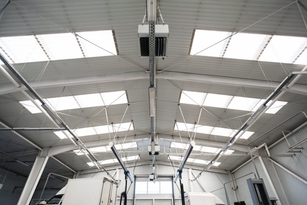 ACRYLITE's tweet photo. Skylights, especially those made with #ACRYLITE Resist prismatic acrylic, are perfect for daylighting as they are the most effective in light transmittance & promote energy conservation with less electricity consumption. Learn more ➡️ https://t.co/HoG2d2yuTG https://t.co/eLIxxjMZdI