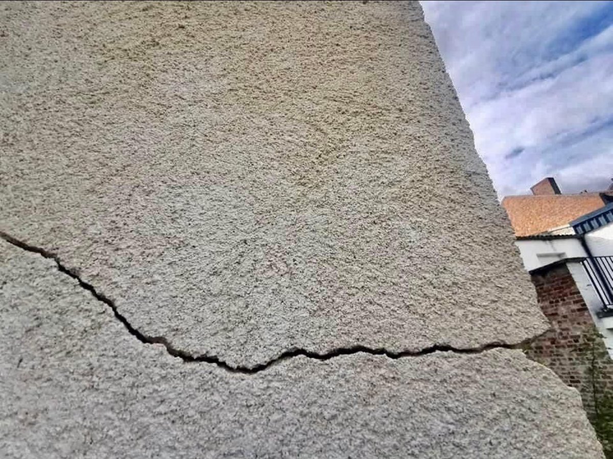 expertbatiment's tweet photo. Cat.Nat inondation = fissures 
Maisons fissurées
flux d'eau en quantité entraîne un lessivage des particules fines et donc un tassement, Ceci est typique des sols limoneux argileux. 
« La dessiccation des sols
#expertiseenbatimentsadelli, #expertisefissures, #expertisecatnat https://t.co/4AvCs2bWOo